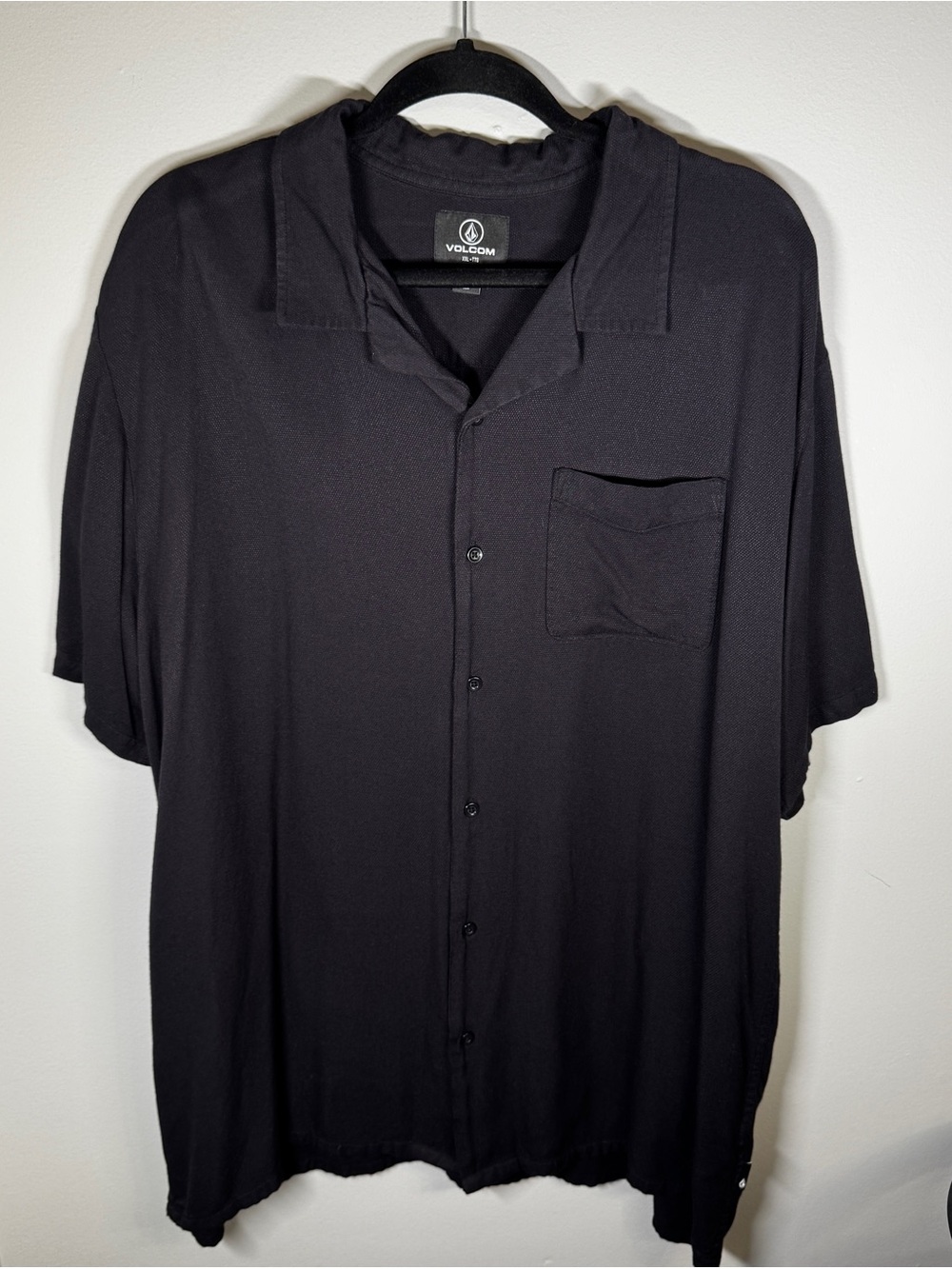 Volcom Men’s Black Short-Sleeve Button-Down Shirt with Chest Pocket